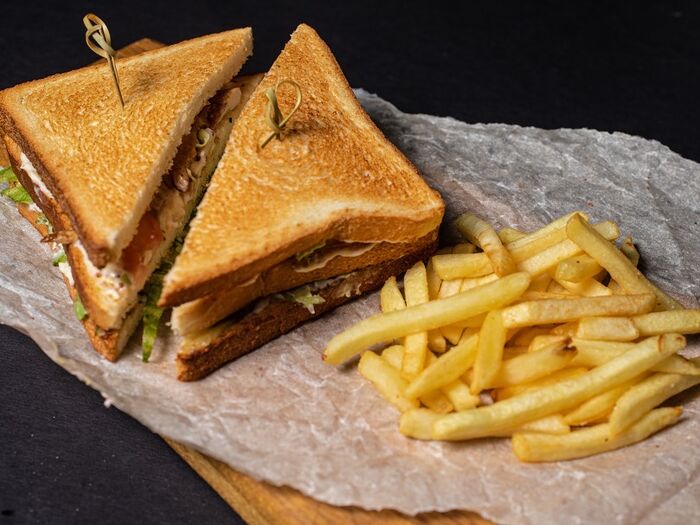 Сэндвич с пастрами и копченым беконом с картофелем фри