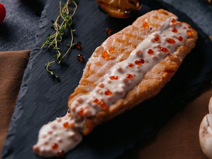 Филе лосося в сливочно-икорном соусе