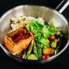 Фото к позиции меню Сковородка с лососем, рисом и овощами