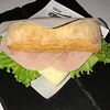Фото к позиции меню Сэндвич с ветчиной и сыром на булочке панини