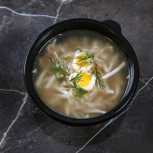 Бульон куриный с домашней лапшой и мясом цыпленка