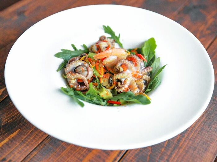 Азиатский салат с мини-осьминогами