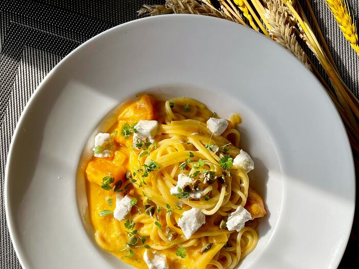 Спагетти с тыквенно-сливочным соусом и фетой