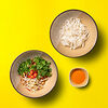 Фото к позиции меню Вок с говядиной, рисовой лапшой и соусом том ям
