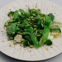 Зеленый салат с сыром рикотта