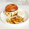 Фото к позиции меню Бургер говядина с картофелем и соусом