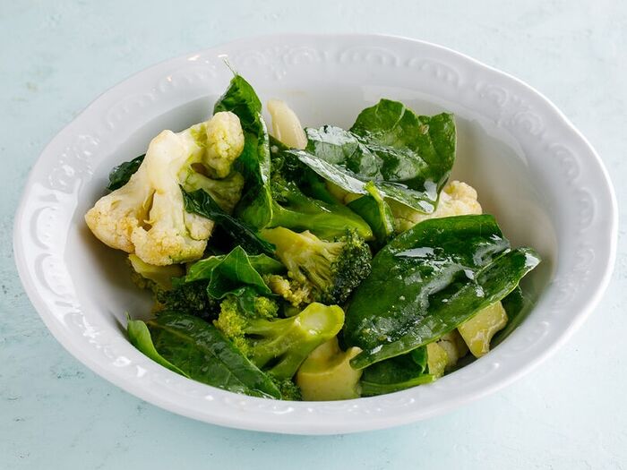 Зеленый салат с брокколи и авокадо