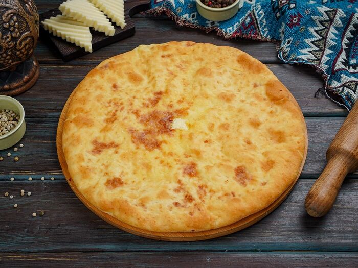 Традиционный осетинский пирог Картофджын с мягким осетинским сыром и наваристой картошкой