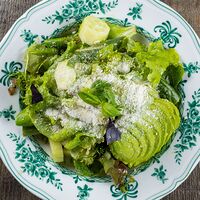 Зелёный салат, авокадо, пармезан