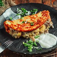 Большая картофельная лепешка с курицей и грибами