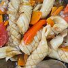 Фото к позиции меню Ошпаренный кальмар с небольшим сетом перца и моркови