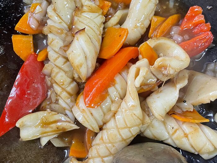 Ошпаренный кальмар с небольшим сетом перца и моркови