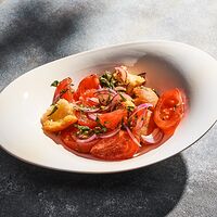 Деревенский салат с томатами и чиабаттой