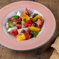 Салат с моцареллой и миксом томатов