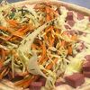 Фото к позиции меню Пицца с колбасой с капустным салатом