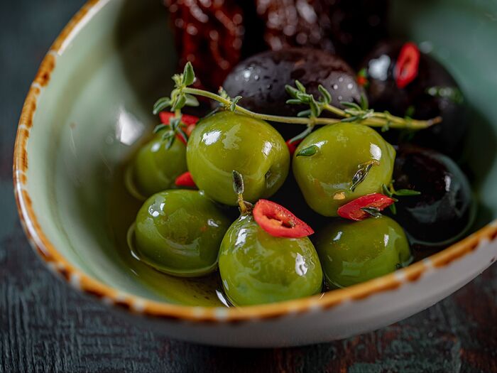 Оливки и маслины гигант с вялеными томатами