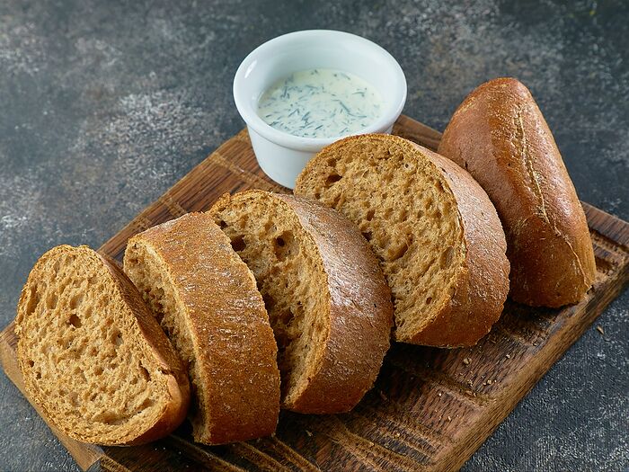 Домашний хлеб ржаной со сметанно-чесночным соусом