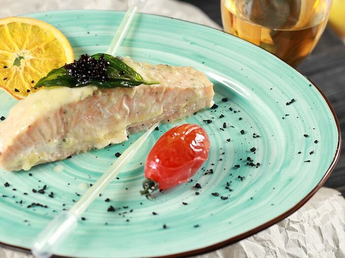 Филе лосося по-тоскански с голубым сыром и соусом песто