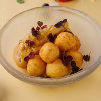Творожные пончики с муссом из соленой карамели