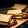 Фото к позиции меню Сэндвич с пастрами и сыром чеддер