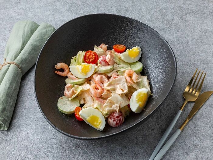 Салат с креветками, помидорами черри и яйцом