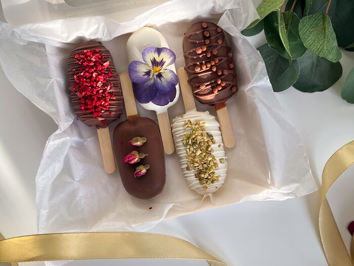 Ассорти чизкейков в шоколаде с цветами