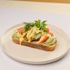 Фото к позиции меню Авокадо тост с лососем и сыром крем-чиз