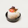 Фото к позиции меню Онигири с копченым лососем спайси