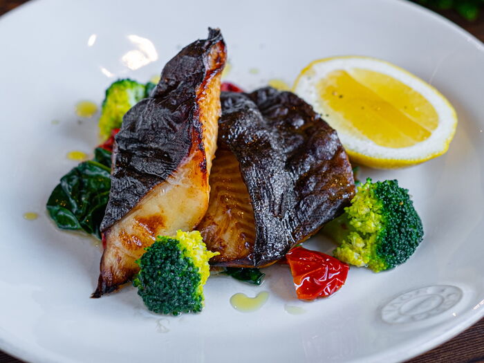 Угольная рыба с брокколи и шпинатом