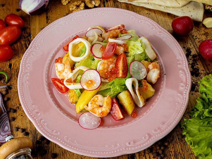 Теплый салат с морепродуктами и соусом Цитронет