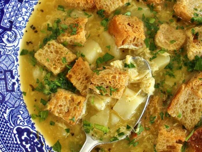 Вкусный куриный суп и гренки и укроп и майонез