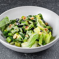 Зелёный салат со спаржей, голубикой и авокадо
