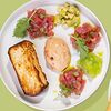 Фото к позиции меню Тартар из тунца с авокадо, огурцом и томатным айоли