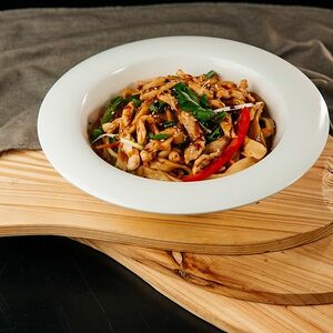 Лапша жареная Wok с курицей и овощами