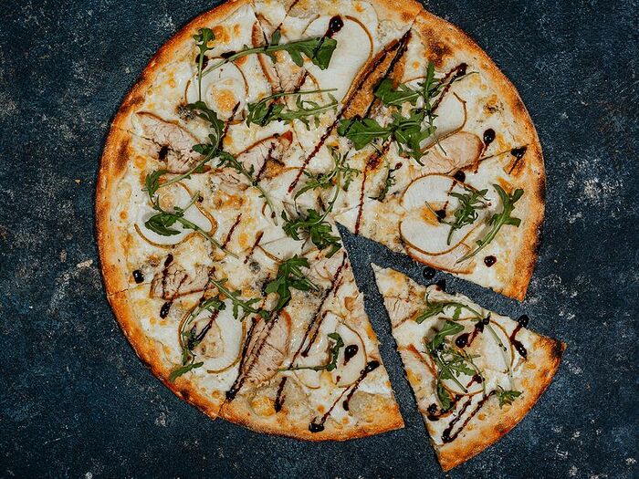Пицца с подкопчённым филе индейки, грушей и сыром Дорблю