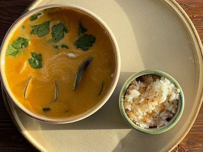 Суп Том ям с морепродуктами и рисом