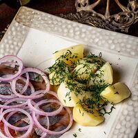 Селедочка с красным луком и картофелем