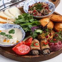 Большая грузинская тарелка: мчади, лобио, сациви, баклажанные рулетики, овощи, зелень, пхали и сыры