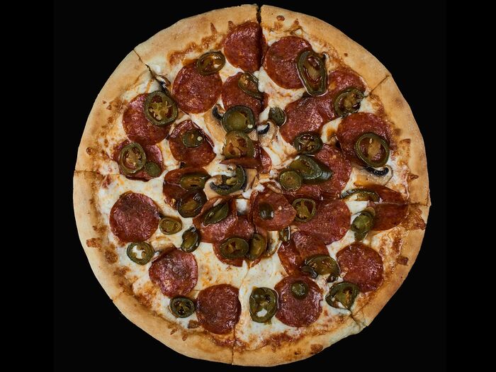 Пицца с пепперони и перцем халапеньо
