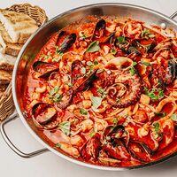 Ассорти из морепродуктов в томатном соусе с базиликом