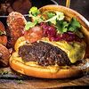 Фото к позиции меню Большой бургер из говядины с трюфельным соусом и сыром