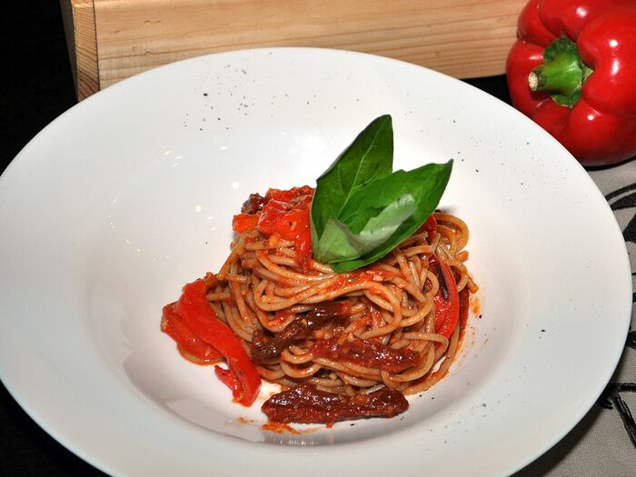 Спагетти с запеченным перцем и вялеными томатами
