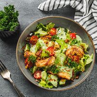 Юмарт салат с запеченной курицей, листьями салата с соусом из каймака и копченой паприки
