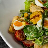 Фирменный салат с цыпленком под цитрусовым соусом