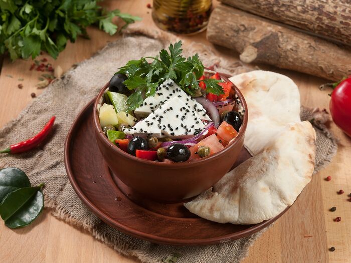Ливанский салат с хумусом и питой