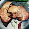 Фото к позиции меню Свиная лопатка BBQ из смокера с летним салатом