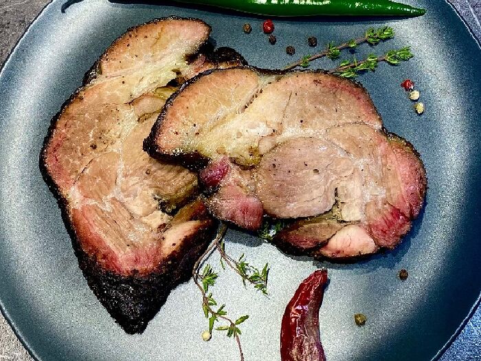 Свиная лопатка BBQ из смокера с летним салатом
