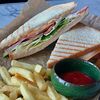 Фото к позиции меню Сэндвич с ветчиной, сыром, картошкой фри и соусом