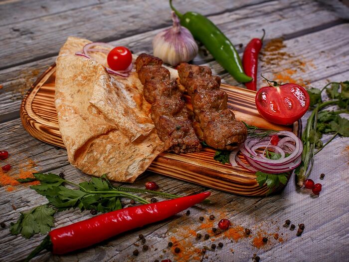 Хачапури с люля-кебаб. Хачапури в форме люля кебаб. Хачапури с мясом. Ереван кебаб.