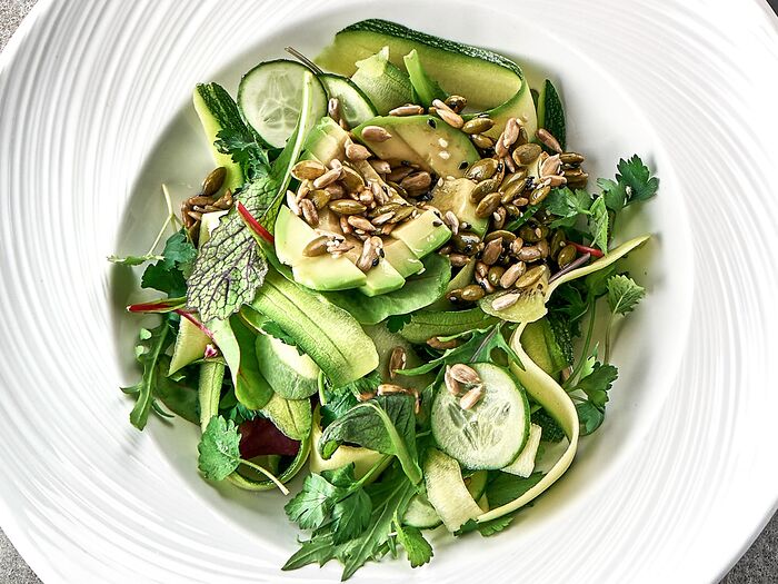 Зеленый салат с цитрусовой заправкой